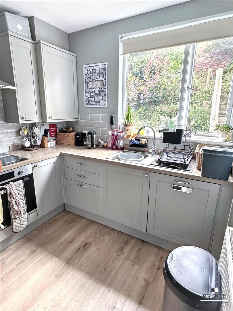 3 Bedroom House - Semi-Detached. Longland Road in Eastbourne, East Sussex 12